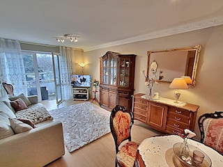 Wohnzimmer mit Essbereich, Zugang zum Balkon