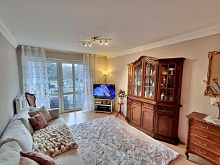 Wohnzimmer mit Essbereich, Zugang zum Balkon