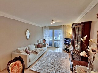 Wohnzimmer mit Essbereich, Zugang zum Balkon