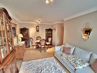 Wohnzimmer mit Essbereich, Zugang zum Balkon