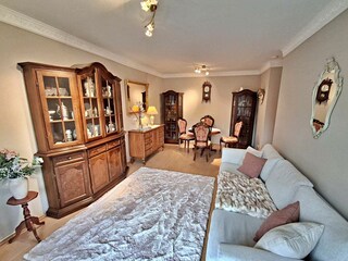 Wohnzimmer mit Essbereich, Zugang zum Balkon