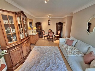 Wohnzimmer mit Essbereich, Zugang zum Balkon