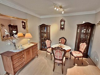 Wohnzimmer mit Essbereich, Zugang zum Balkon