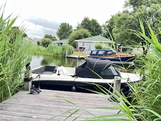 Führerscheinfreies Motorboot am eigenen Bootssteg