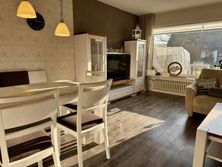 Wohnbereich mit Zugang zur Terrasse