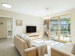 Wohnbereich mit Zugang zur Terrasse