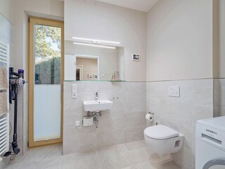 Integral Immobilien: Dein Darß Urlaub Born - Gäste-WC mit Waschmaschine der Ferienwohnung To Huus