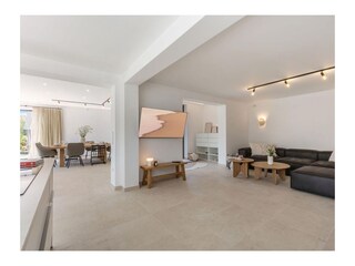 großzügiger Wohnbereich mit Küche und Esstisch