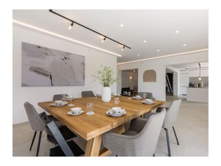 Großer Eichenholz-Esstisch