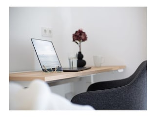 Elektrisch höhenverstellbarer Schreibtisch