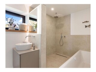 Wannenbad  mit Dusche EG