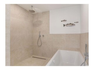 Badewanne und Dusche EG