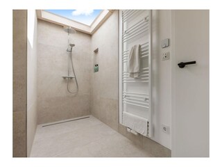 Dusche Badezimmer OG mit Dachfenster