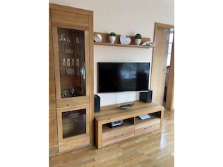Schrankwand mit Fernseher und Hifi-Anlage