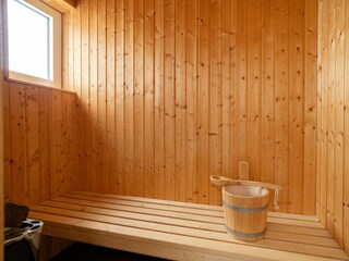 Badezimmer mit Sauna und ebenerdiger Dusche