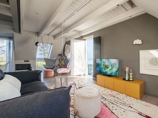 Gemütlicher Sofaplatz mit TV und Meerblick