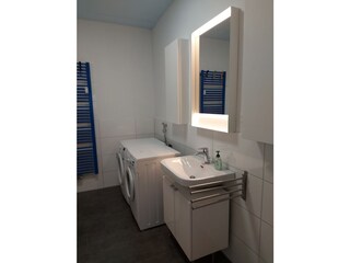 Badezimmer  mit Waschmaschine und Trockner