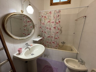 Badezimmer mit Badewanne