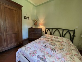 Schlafzimmer mit Doppelbett