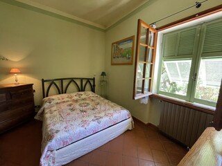 Schlafzimmer mit Doppelbett