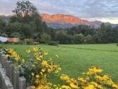 Blick vom Haus ins Gebirge. Abendrot.