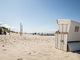 Ein sonniger Herbsttag am Strand, an dem der Wind leise