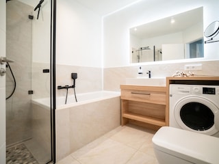 Badezimmer mit Waschmaschine
