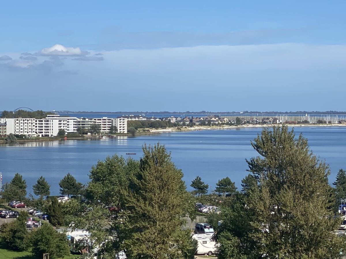 Blick vom Balkon auf den Binnensee und die Ostsee