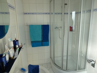 Badezimmer mit Glasrunddusche