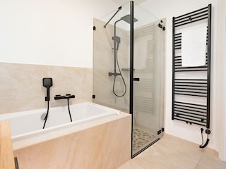 Bad mit Badewanne u d WC