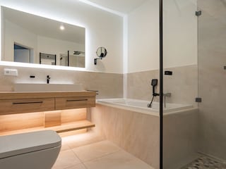 Bad mit Badewanne u d WC