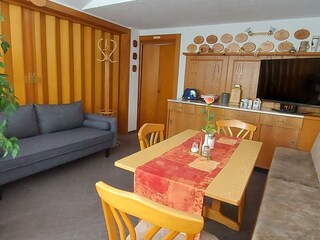 Wohnzimmer mit großem TV