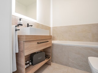 Bad mit Badewanne