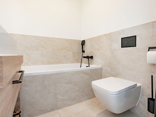 Badezimmer mit Dusche und Badewanne