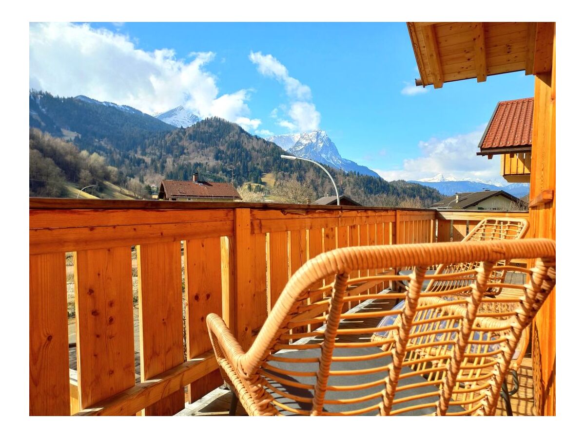 Balkon mit Ausblick auf die Alpspitze