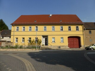 Das Wohnhaus von der Straßenseite