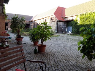 Blick vom Haus auf die Westseite des Gutshofes