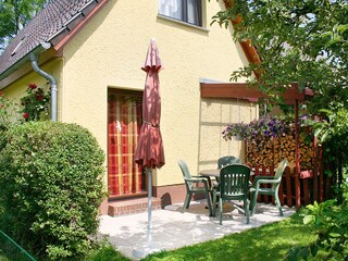 sonige Terrasse, eingezäunter kleiner Garten