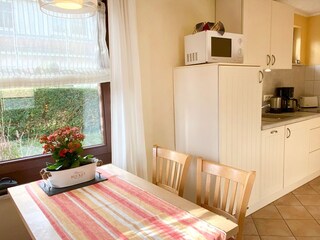 Esstisch und Küchenbereich