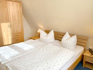 Schlafzimmer mit Doppelbett und  Kleiderschrank