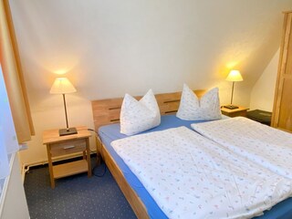 zweites Schlafzimmer mit Doppelbett und Kleiderschrank