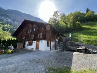 Rechter Hausteil die Mittlere Wohnung + Sitzplatz