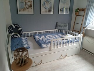 Kleines Schlafzimmer mit Ausziehbett