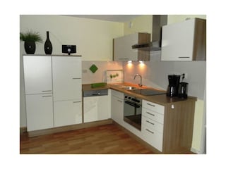 Küchenzeile mit Spülmaschine u. Backofen