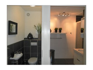 Duschbad vom WC getrennt