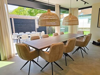 Esstisch und Terrasse