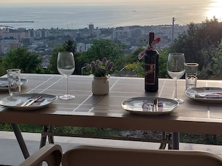 Abendessen bei Sonnenuntergang auf der Terrasse