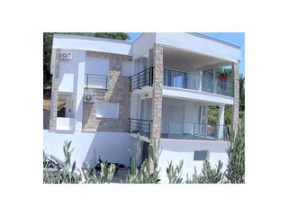 Hausansicht vom Olivenhain