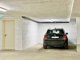 Breiter Stellplatz in der TG