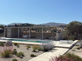 Sitzen unter der Pergola im Halbschatten